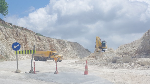 Yayladağı yolunda askeri araçlar için yol güçlendirme çalışmaları