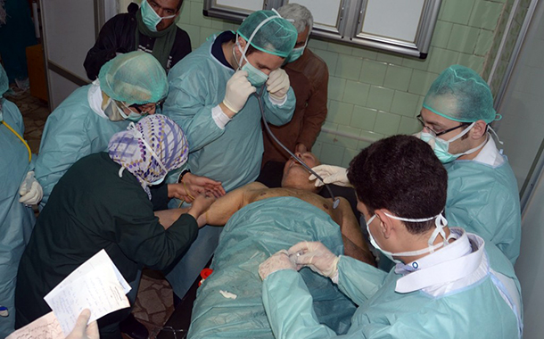 2013’te Han el-Asel’de yaşanan kimyasal saldırıda yaralanan bir Suriyeli.