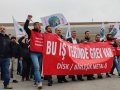 Schneider Enerji işçisi grev pankartını astı