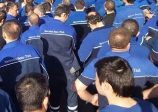 Mercedes-Benz yönetimini protesto eden işçiler