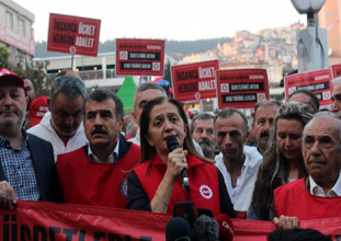 Arzu Çerkezoğlu konuşma yaparken