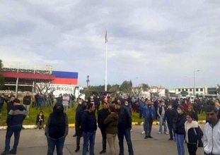 iş bırakan işçilere patronun adamları sopalarla saldırdı