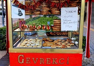öğrencinin, emekçinin gıdası simit, artık yarım satılıyor