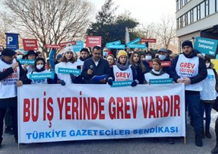 BBC İstanbul çalışanları grev pankartını astı