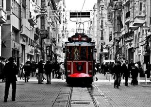 İstanbul geçinemiyor ve mutsuz!
