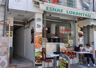 Emekçiler evden yemek götürüyor