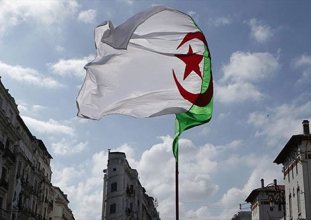 Cezayir, sömürgeciliğe karşı zaferi kutluyor