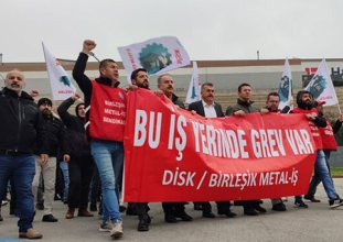 Schneider Enerji işçisi grev pankartını astı