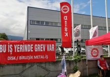 mt reklam’da grev pankartı asıldı 